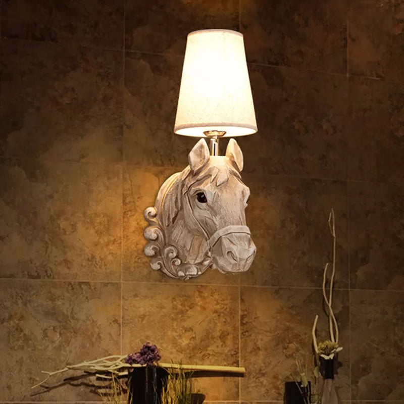 Art Deco Hestehode Vegglampe Resin 1-Lykt Restaurant Veggmontert Lys med Kjegleskjerm i Lys Brun | Skanto