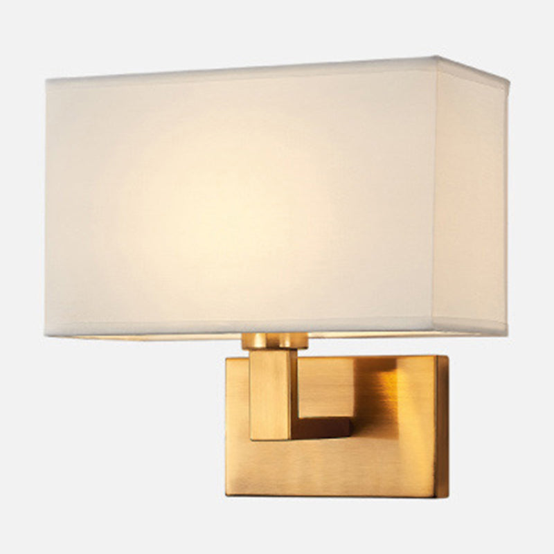 Postmodern Cuboid Vegglampe Stoff 1-Lys Sengelampe Lesevegglys i Hvit/Beige/Brown med Svart/Gull Arm | Skanto