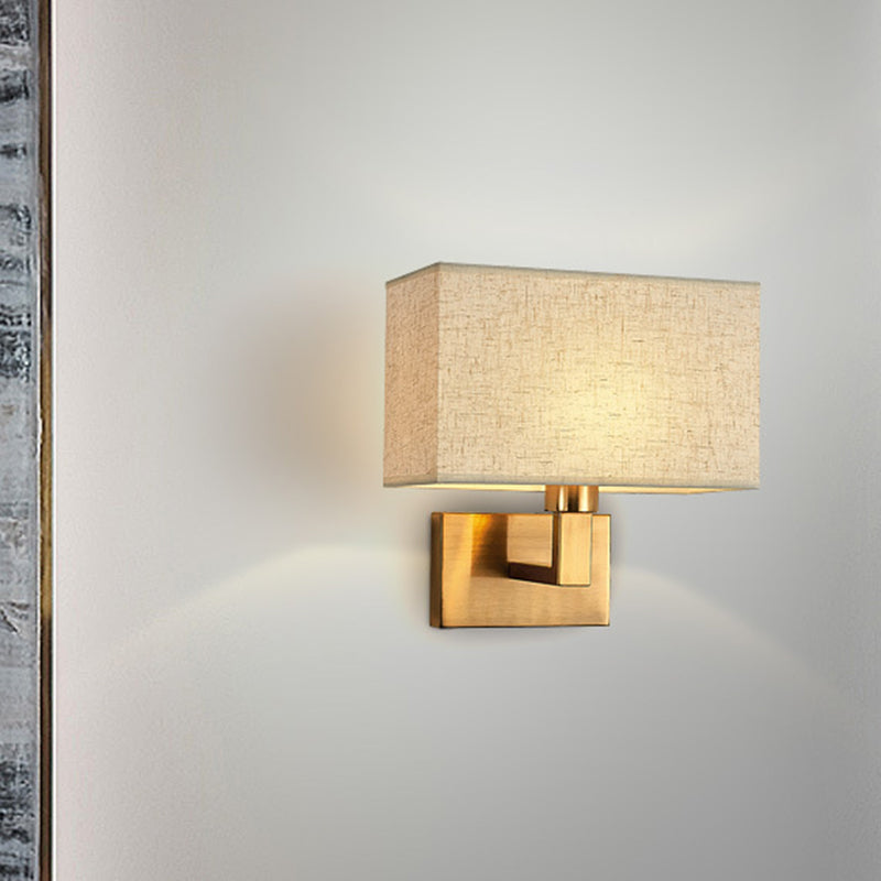 Postmodern Cuboid Vegglampe Stoff 1-Lys Sengelampe Lesevegglys i Hvit/Beige/Brown med Svart/Gull Arm | Skanto