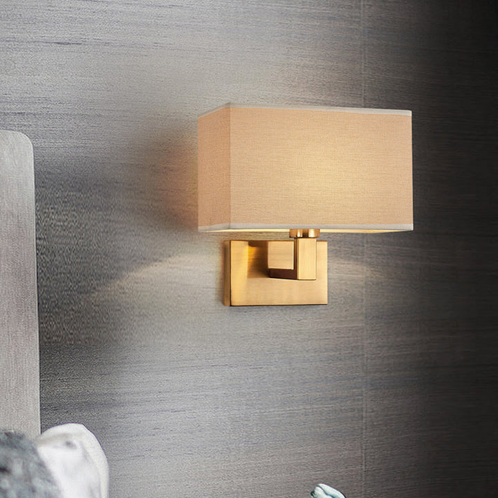 Postmodern Cuboid Vegglampe Stoff 1-Lys Sengelampe Lesevegglys i Hvit/Beige/Brown med Svart/Gull Arm | Skanto