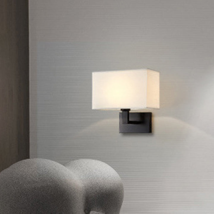 Postmodern Cuboid Vegglampe Stoff 1-Lys Sengelampe Lesevegglys i Hvit/Beige/Brown med Svart/Gull Arm | Skanto