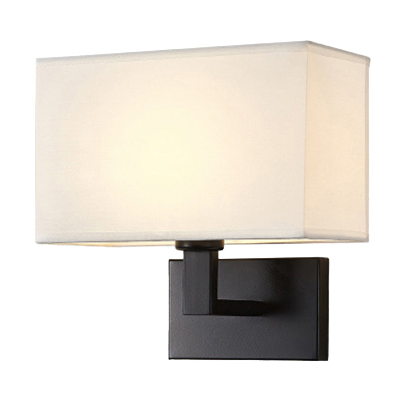 Postmodern Cuboid Vegglampe Stoff 1-Lys Sengelampe Lesevegglys i Hvit/Beige/Brown med Svart/Gull Arm | Skanto
