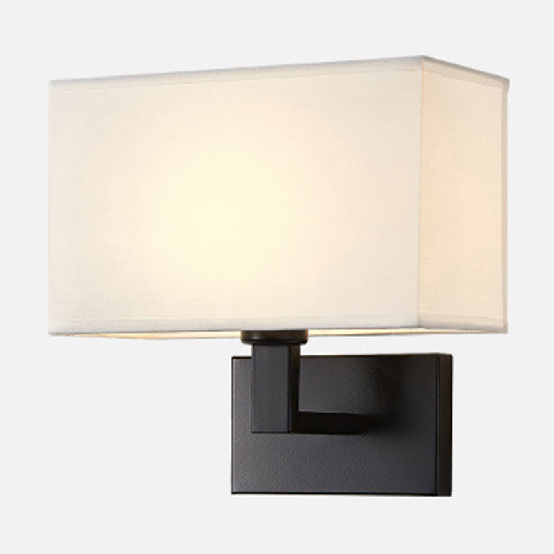 Postmodern Cuboid Vegglampe Stoff 1-Lys Sengelampe Lesevegglys i Hvit/Beige/Brown med Svart/Gull Arm | Skanto