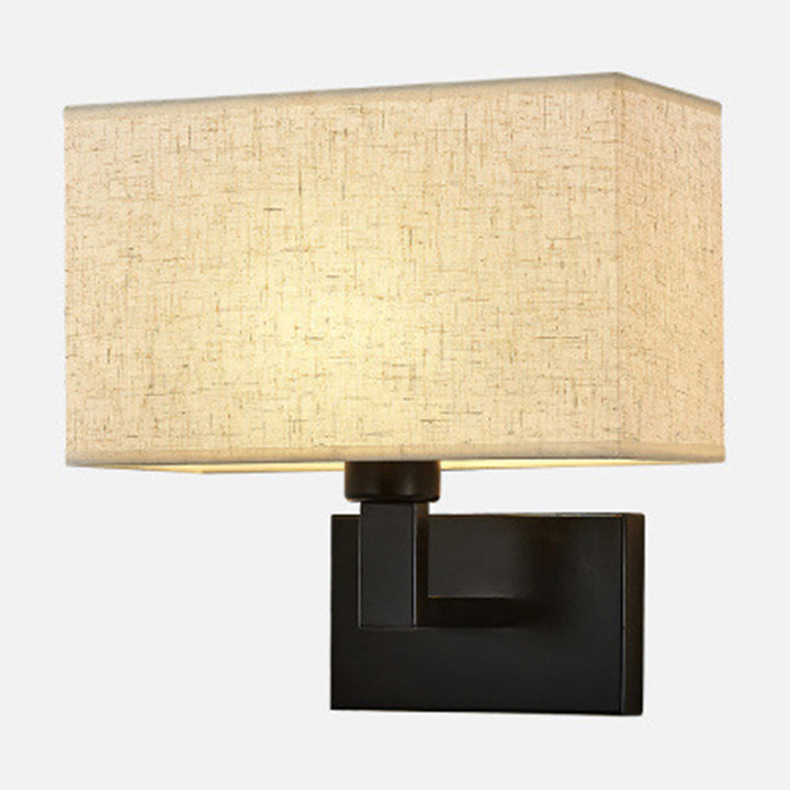 Postmodern Cuboid Vegglampe Stoff 1-Lys Sengelampe Lesevegglys i Hvit/Beige/Brown med Svart/Gull Arm | Skanto
