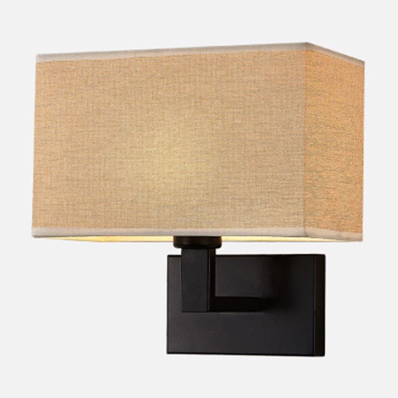 Postmodern Cuboid Vegglampe Stoff 1-Lys Sengelampe Lesevegglys i Hvit/Beige/Brown med Svart/Gull Arm | Skanto