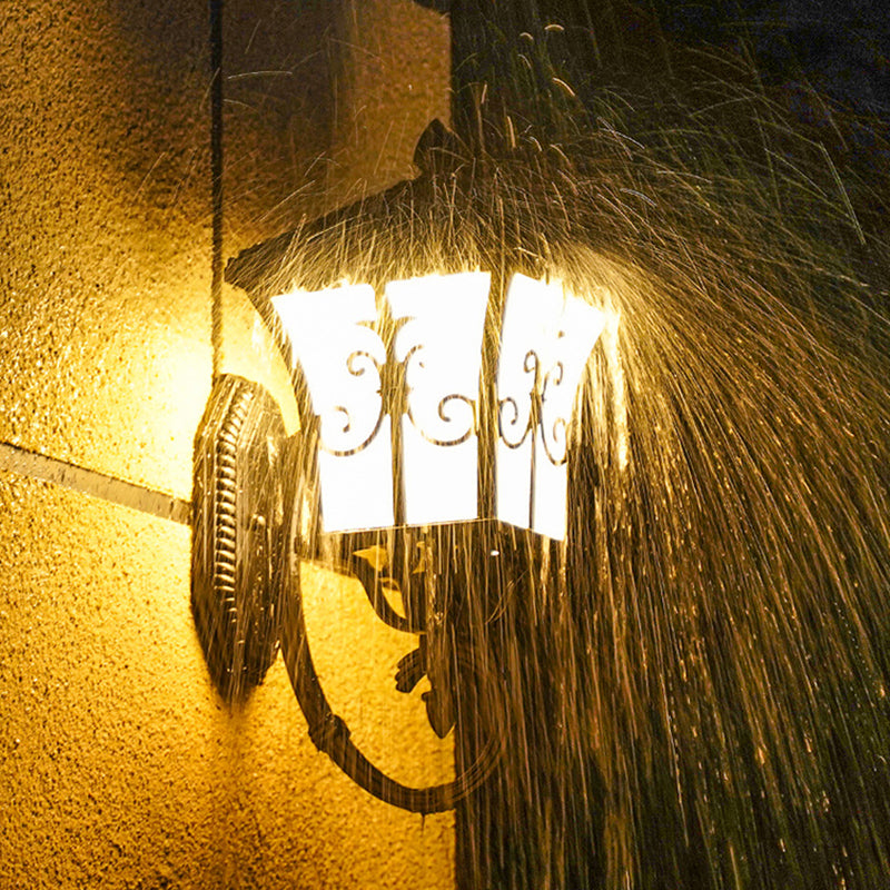 Skanto | Frosted Glass Curved Lantern Wall Light Tradisjonell Terrasse Lite/Stort Solcelle LED Vegglampe i Svart/Messing