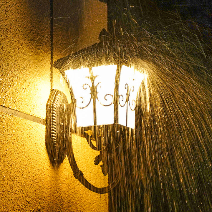 Skanto | Frosted Glass Curved Lantern Wall Light Tradisjonell Terrasse Lite/Stort Solcelle LED Vegglampe i Svart/Messing