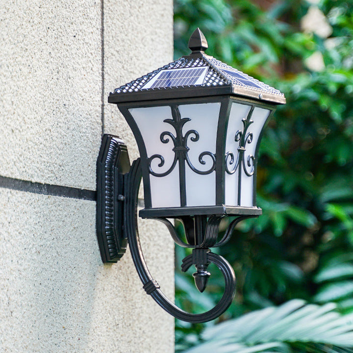 Skanto | Frosted Glass Curved Lantern Wall Light Tradisjonell Terrasse Lite/Stort Solcelle LED Vegglampe i Svart/Messing