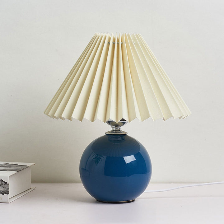 Skanto | Nordisk minimalistisk 1-lampe bordlampe laget av keramikk med folder
