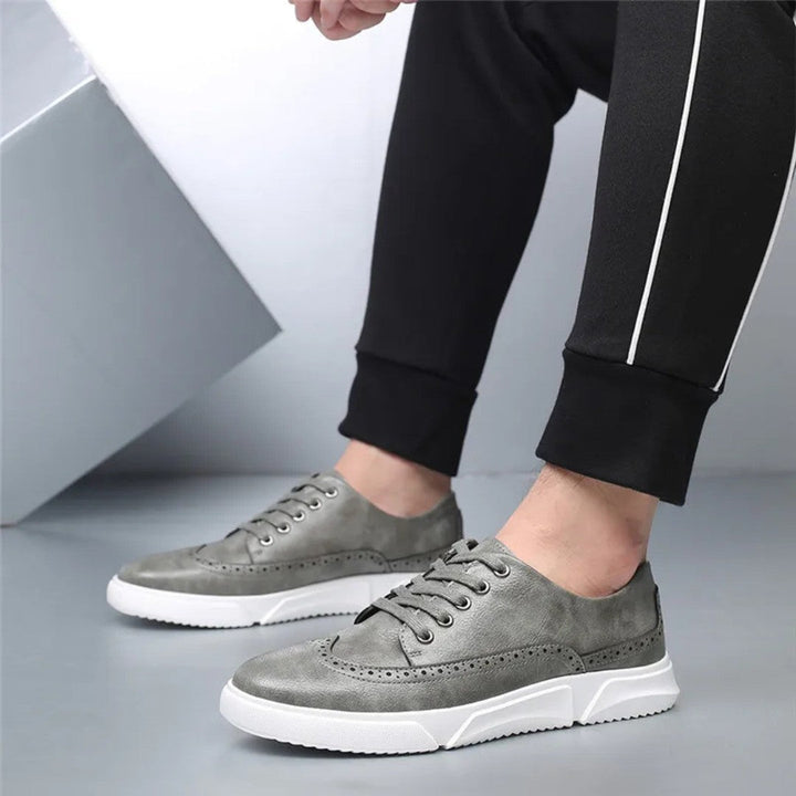 Brogue-sneakers i skinn med gummisåle