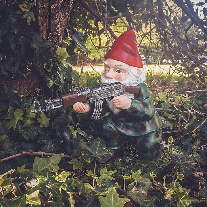 Militær Hagegnome Med Kamuflasjeuniform | Skanto