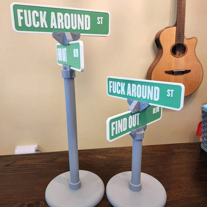Skanto | F Around/Find Out Gate Skilt Kontor Dekorasjon