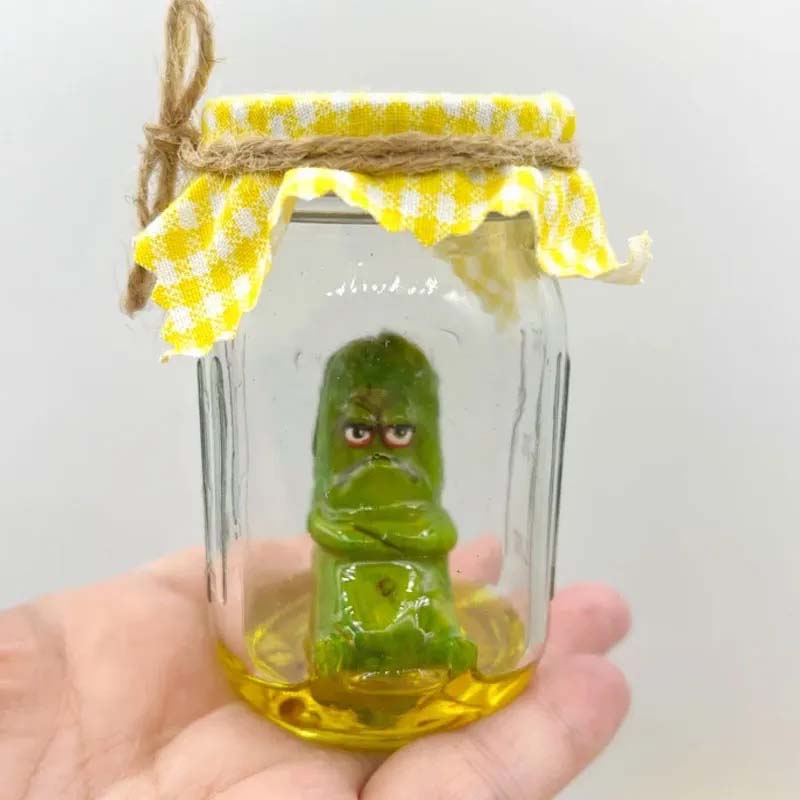 Skanto | Grumpy Pickle in a Jar skulptur