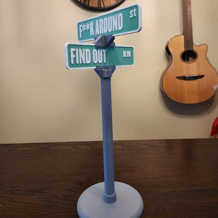 Skanto | F Around/Find Out Gate Skilt Kontor Dekorasjon
