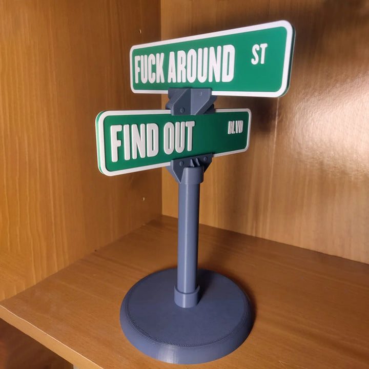 Skanto | F Around/Find Out Gate Skilt Kontor Dekorasjon
