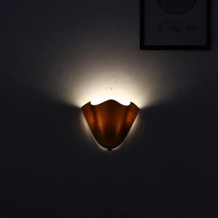 Skanto | Retro Vegglampe av Farget Glass i Skjørtformet Skallmønster