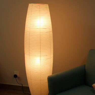 Moderne gulvlampe med dobbelt lampeskjerm – LumiTwins designlampe 137 cm høy | Skanto