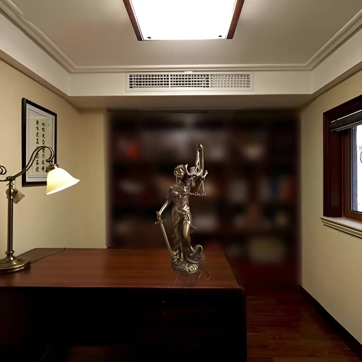 Statue av Rettferdighetens Gudinne – En elegant dekorativ skulptur av Justitia | Skanto