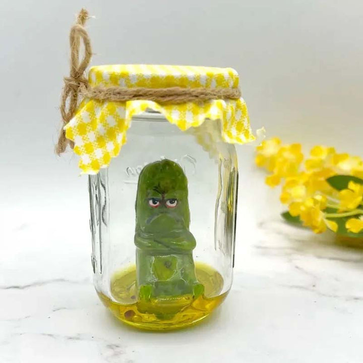 Skanto | Grumpy Pickle in a Jar skulptur
