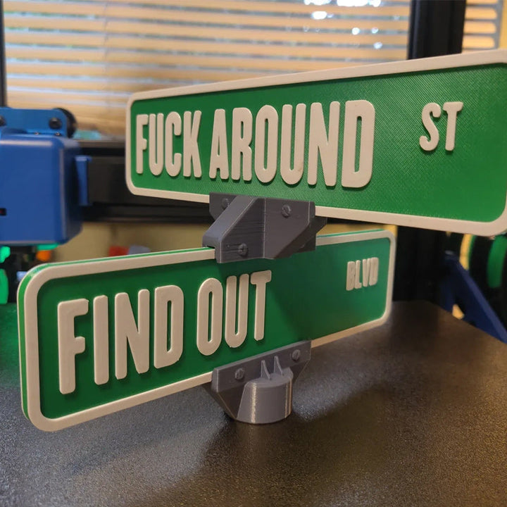 Skanto | F Around/Find Out Gate Skilt Kontor Dekorasjon