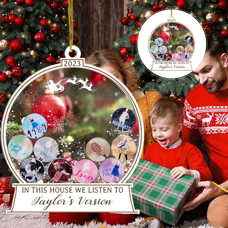 🎅I Dette Huset Lytter Vi Til Taylors Versjon Ornament | Skanto