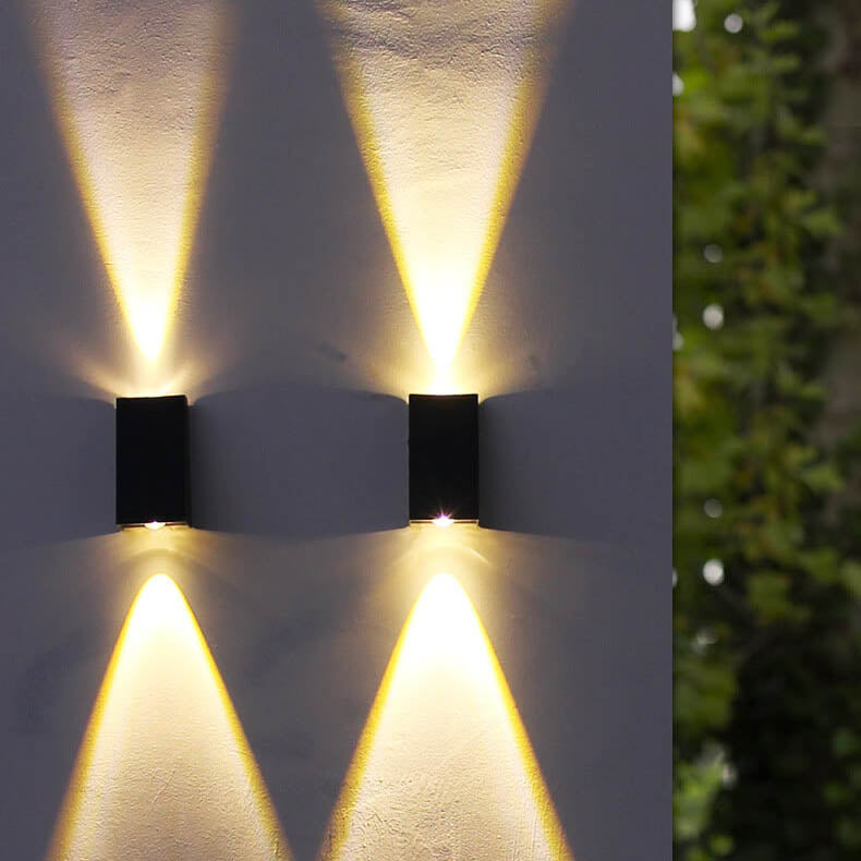Enkel, trapesformet, vanntett LED-vegglampe for utendørs bruk med oppover- og nedoverrettet lys.