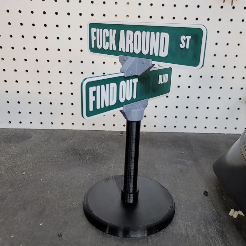 Skanto | F Around/Find Out Gate Skilt Kontor Dekorasjon