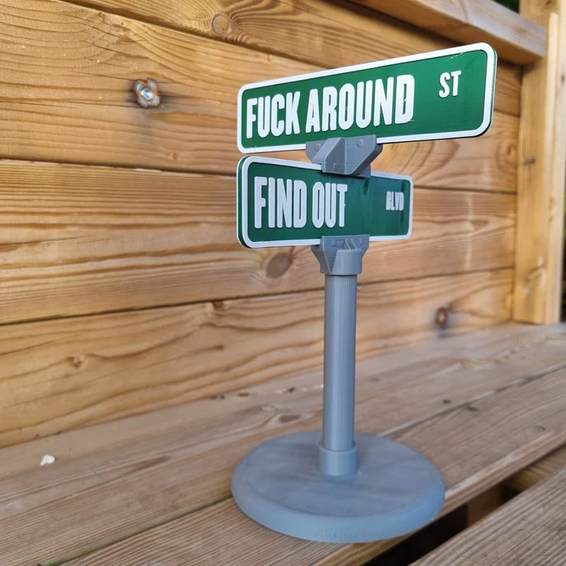 Skanto | F Around/Find Out Gate Skilt Kontor Dekorasjon
