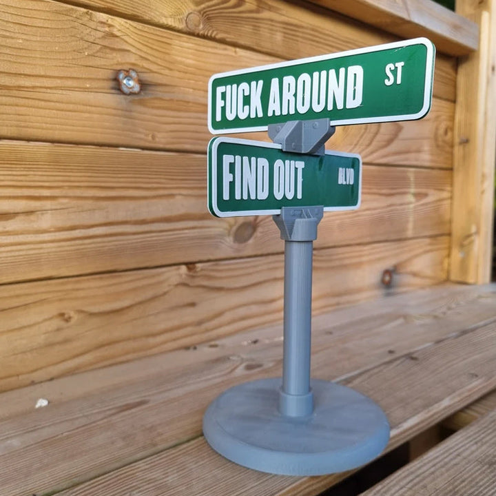 Skanto | F Around/Find Out Gate Skilt Kontor Dekorasjon