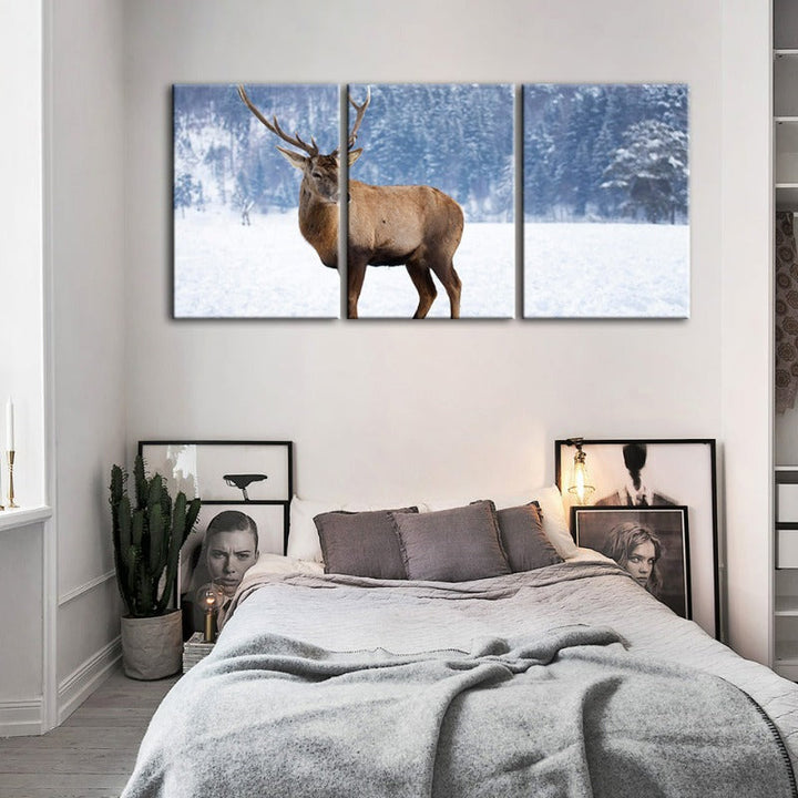 Snødekt landskap med hjorter – Lerretsbilde, 3-delt