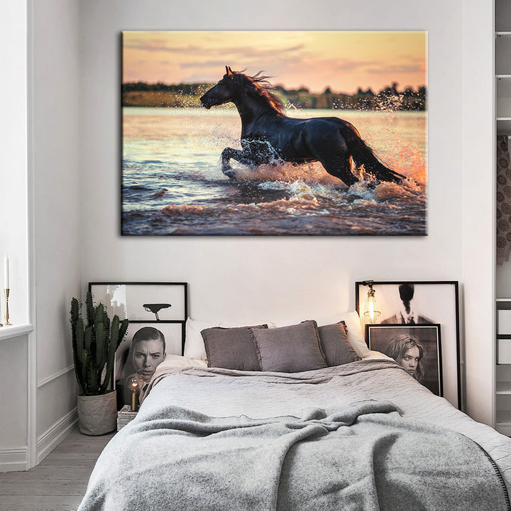 Galopperende hest i vannet – lerretbilde