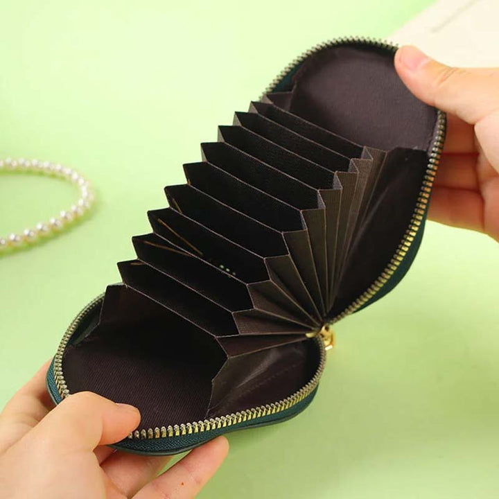 Skanto | Avocado-shaped multifunctional card holder