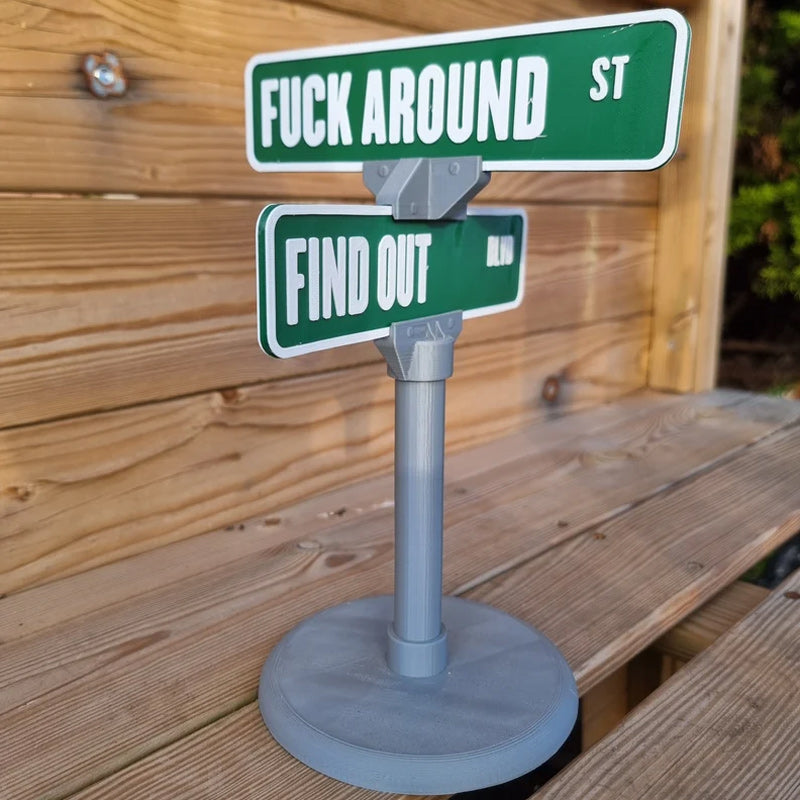Skanto | F Around/Find Out Gate Skilt Kontor Dekorasjon
