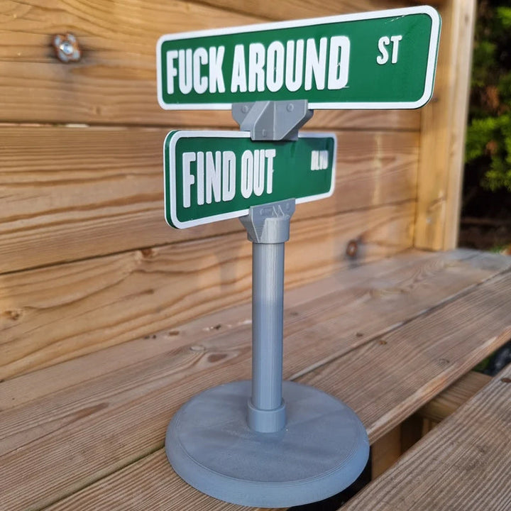 Skanto | F Around/Find Out Gate Skilt Kontor Dekorasjon