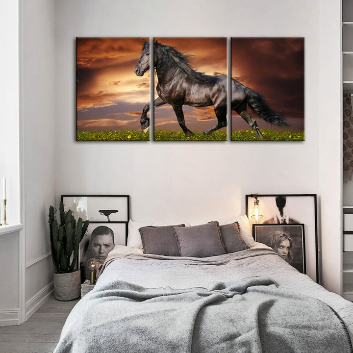 Galopperende svart hest – lerretsbilde, 3-delt