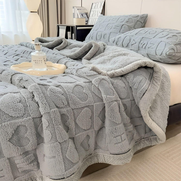 CoralDream Skantoanket – Varm fleece vinterSkantoanket med dobbeltsidig hjerte- og bokstavmotiv