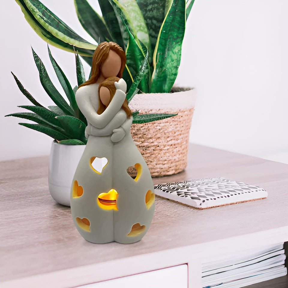 Skanto | Omfavne Mor Datter Figur Flammende Lysestake - LoveGlow