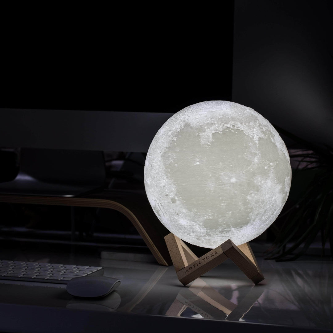 Skanto | Månelampe med trebase 3D bordlampe