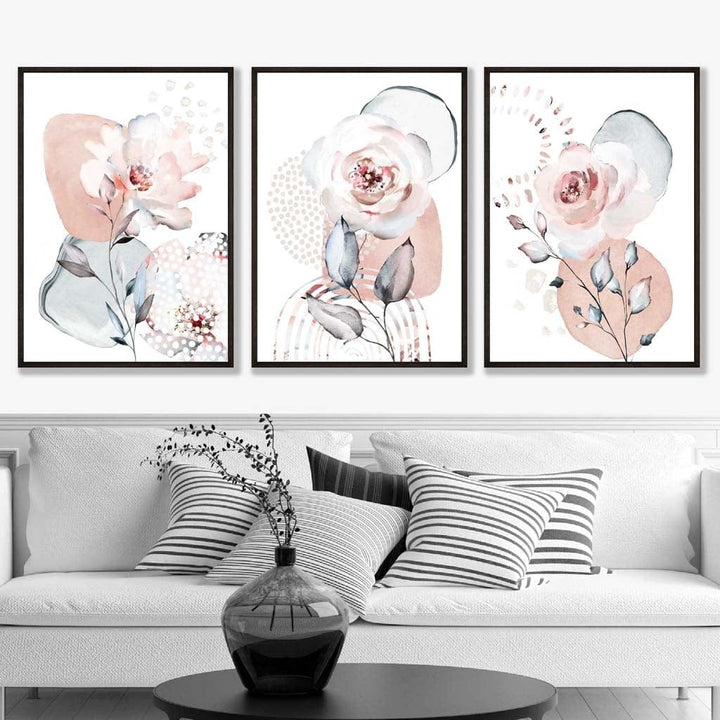 Abstrakt, rosa og grå blomsterveggkunst med rammer