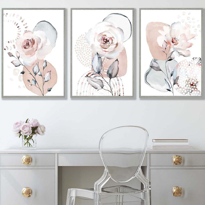Abstrakte kunsttrykk med blomster i rosa og grått