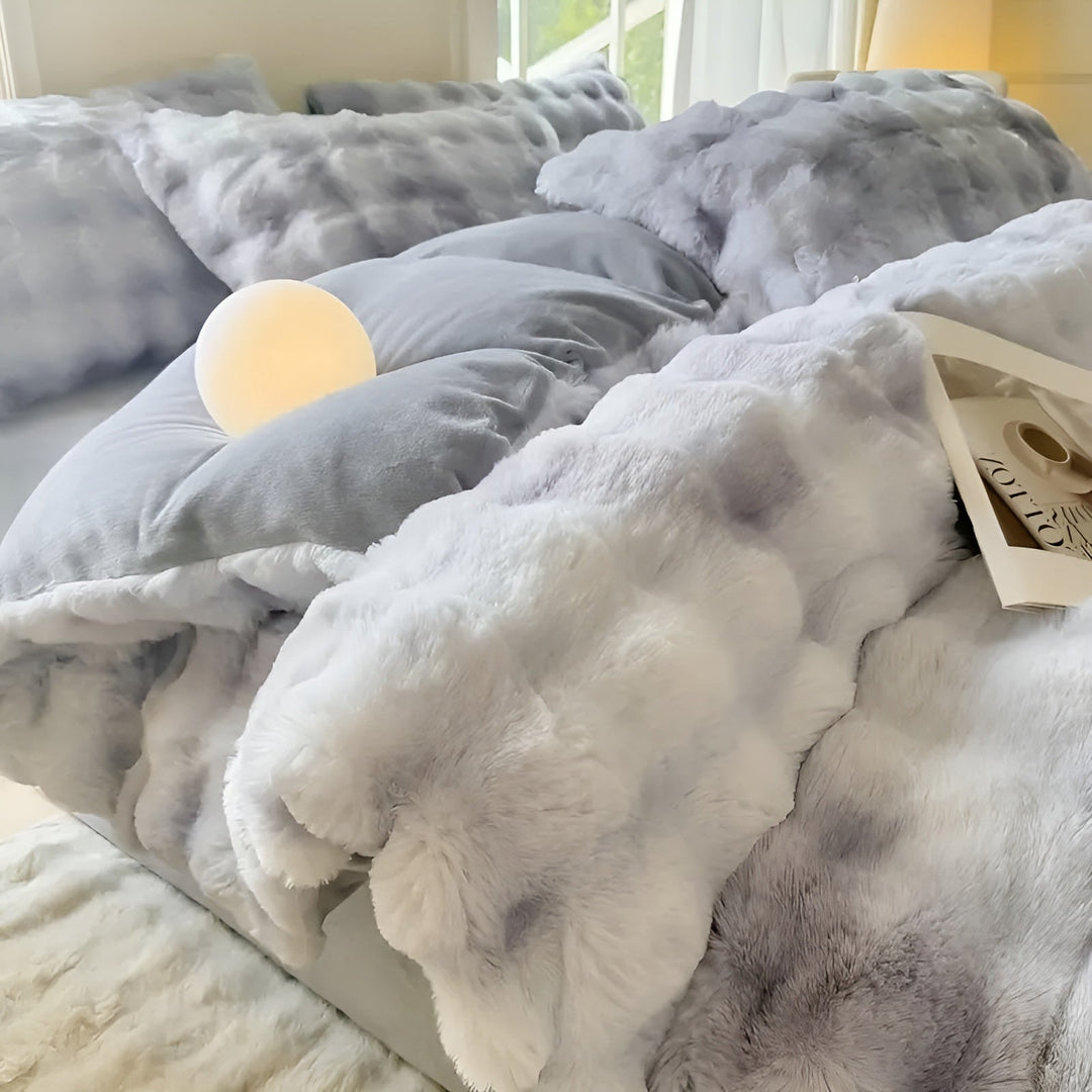 Koselig sengetøysett i plysj – varmt og mykt for høst og vinter | ReversiSkantoe-design laget av kaninpels og melkefløyel