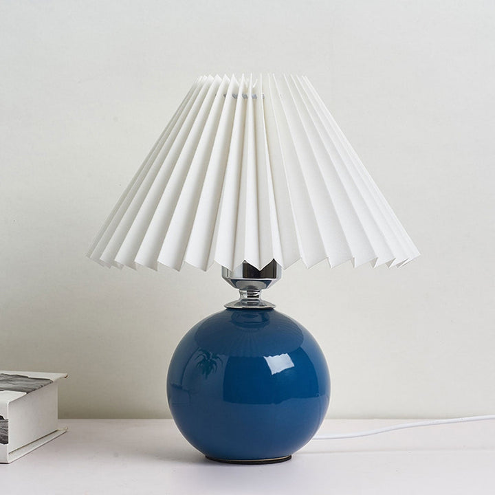 Skanto | Nordisk minimalistisk 1-lampe bordlampe laget av keramikk med folder
