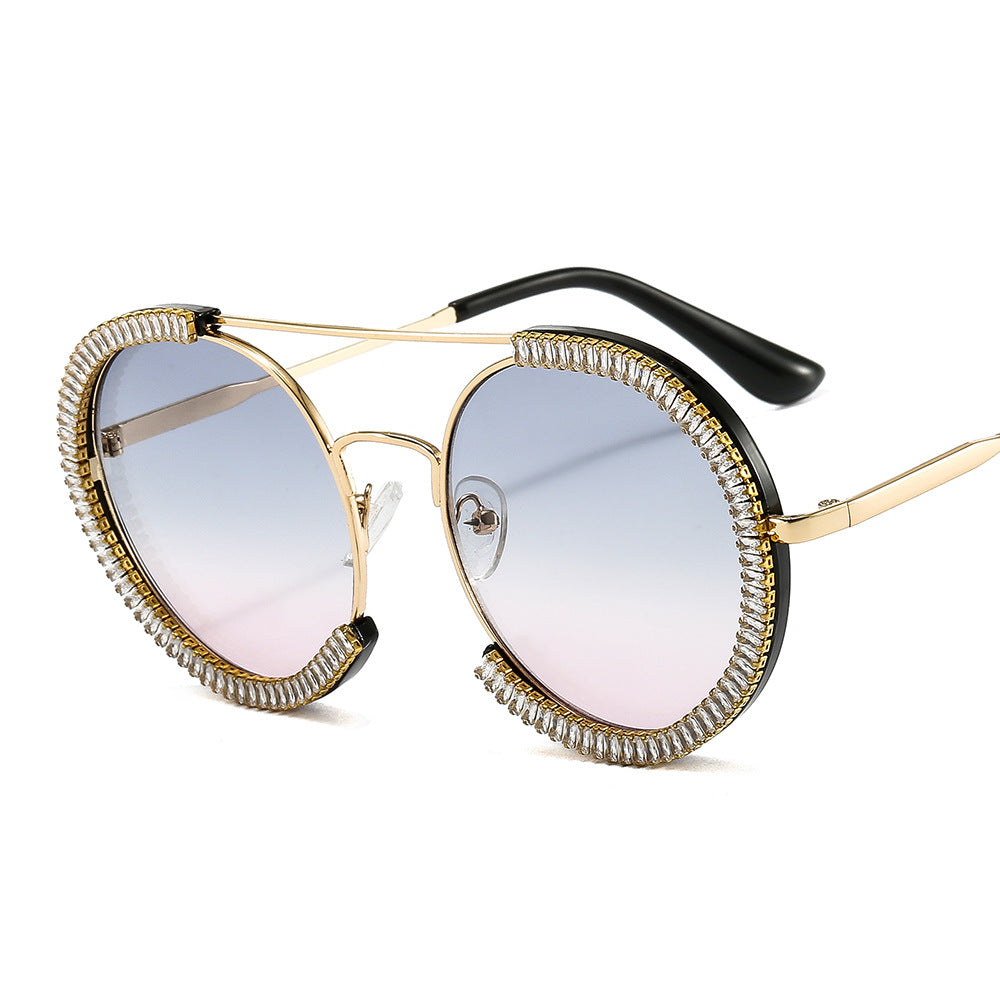 Dame solbrille med glamorøs kant og innovativt design Skanto