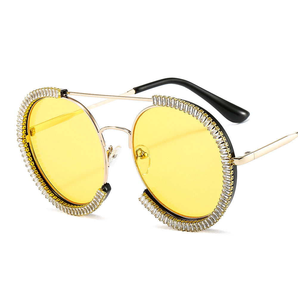 Dame solbrille med glamorøs kant og innovativt design Skanto
