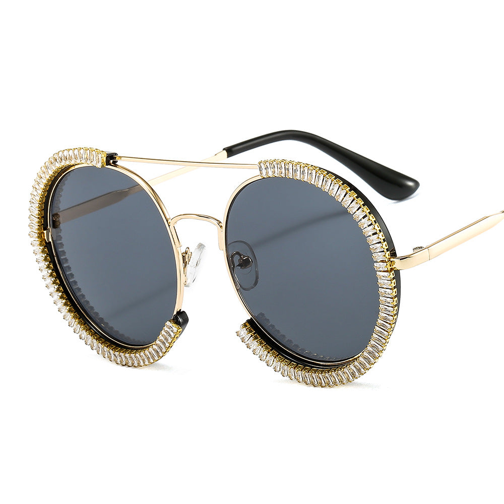 Dame solbrille med glamorøs kant og innovativt design Skanto
