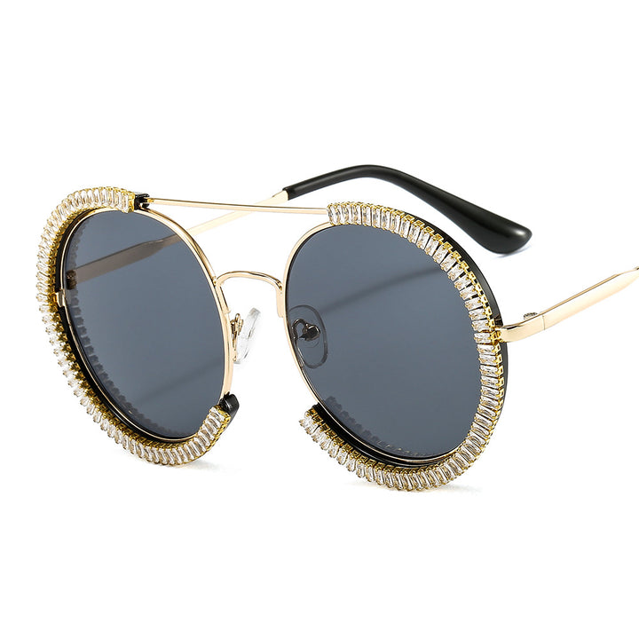 Dame solbrille med glamorøs kant og innovativt design Skanto