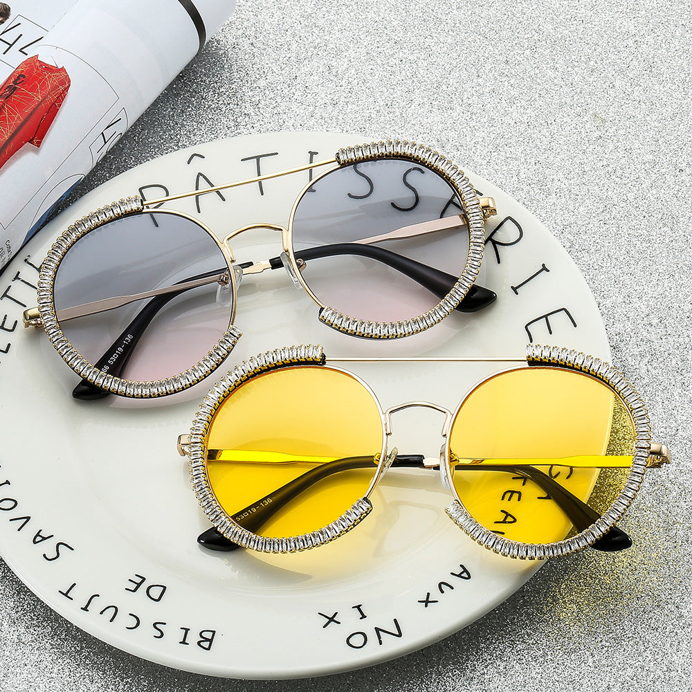 Dame solbrille med glamorøs kant og innovativt design Skanto
