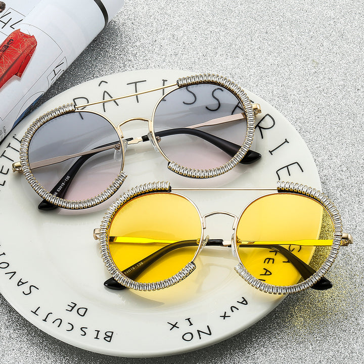 Dame solbrille med glamorøs kant og innovativt design Skanto