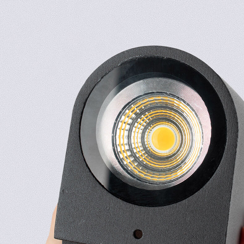 Moderne, enkel, vanntett vegglampe med 2 lyskilder laget av aluminium og glass i sylindrisk design for utendørs bruk.
