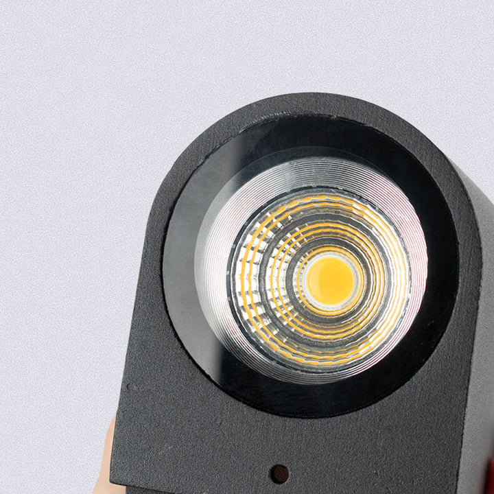 Moderne, enkel, vanntett vegglampe med 2 lyskilder laget av aluminium og glass i sylindrisk design for utendørs bruk.